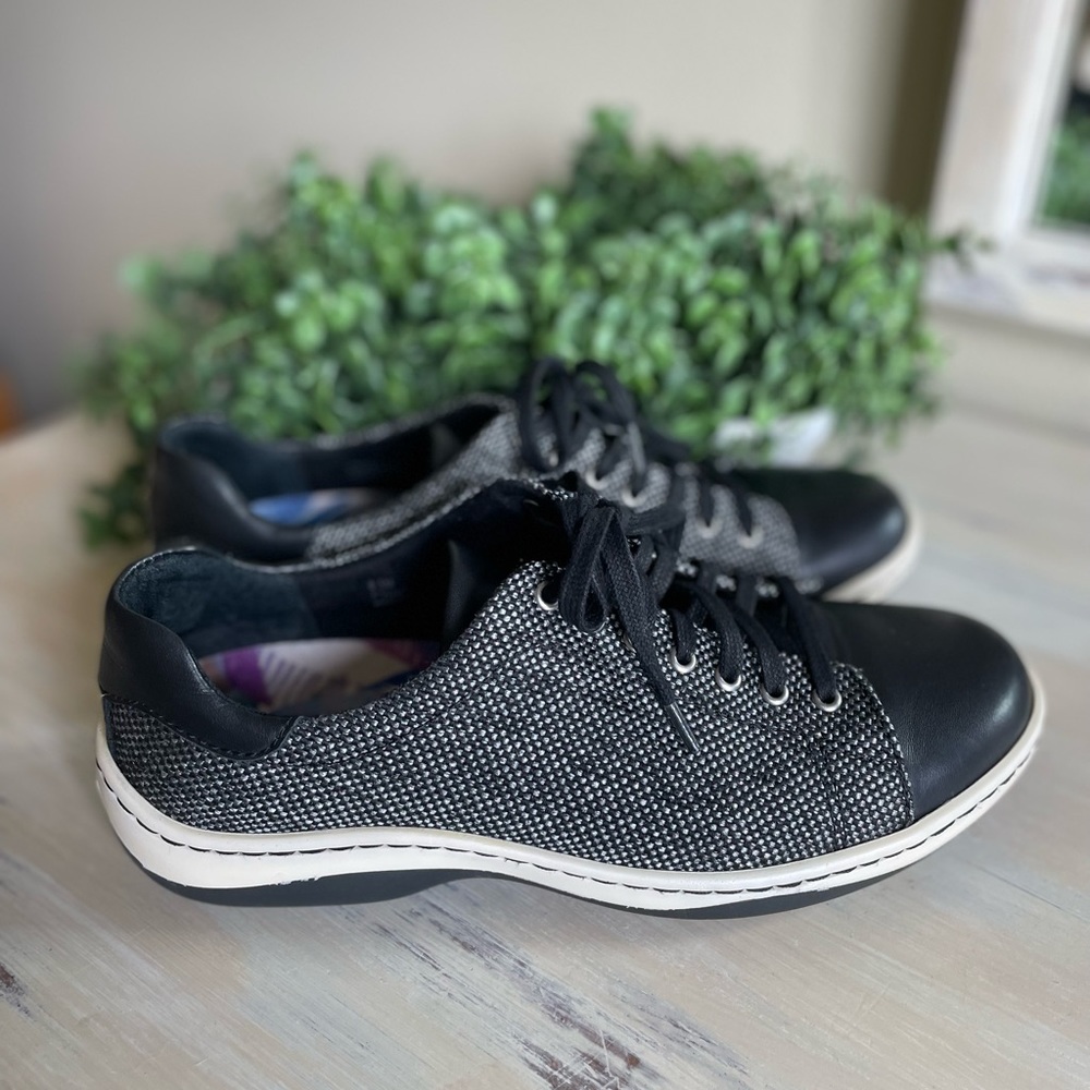 Born leather & fabric lace up sneakers in great gently used condition size 8.5